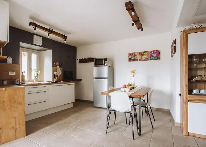 Apartma Ob Stari Murvi, شقة